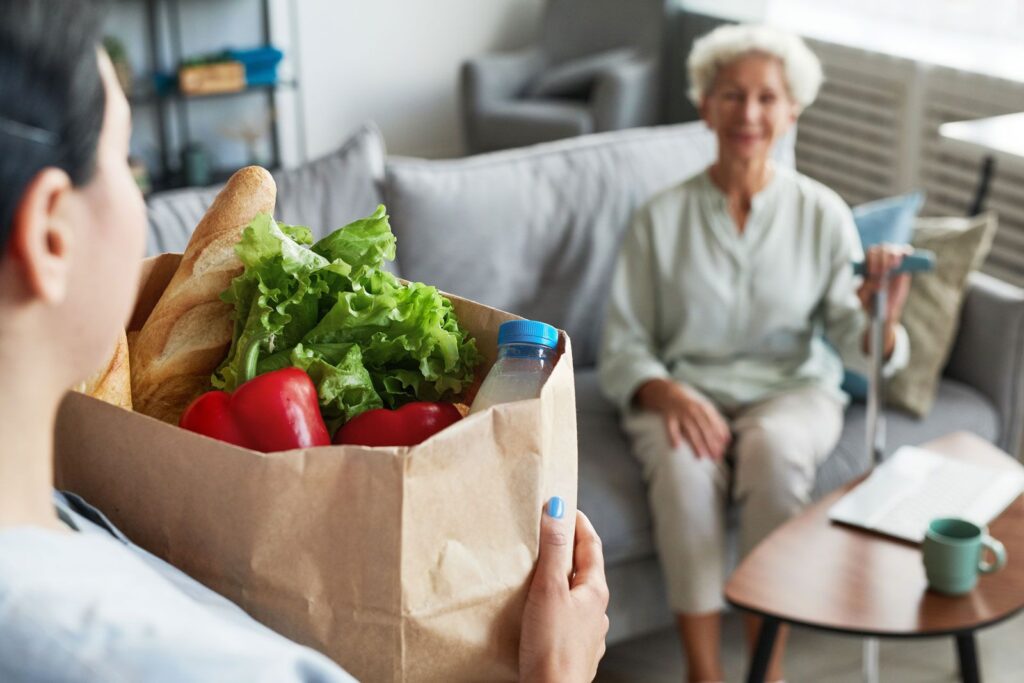 Einkaufshilfe für eine Seniorin