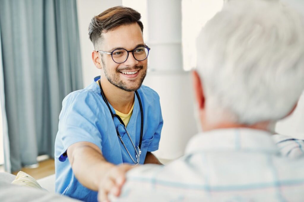 Betreuer im Gespräch mit einem Senior
